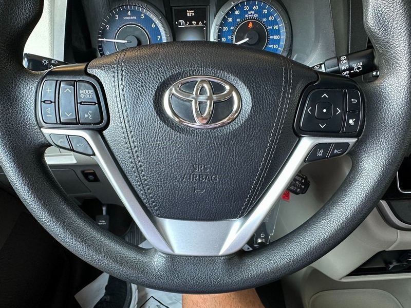 2020 Toyota Sienna LEImage 3