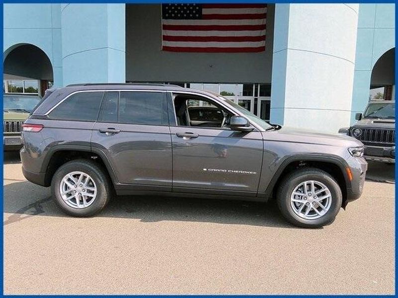 2024 Jeep Grand Cherokee LaredoImage 2