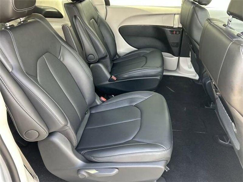 New 2024 Chrysler Pacifica Plug-in Hybrid SelectImage 14