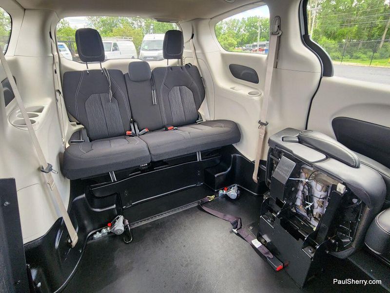 Used 2022 Chrysler Voyager LXImage 3