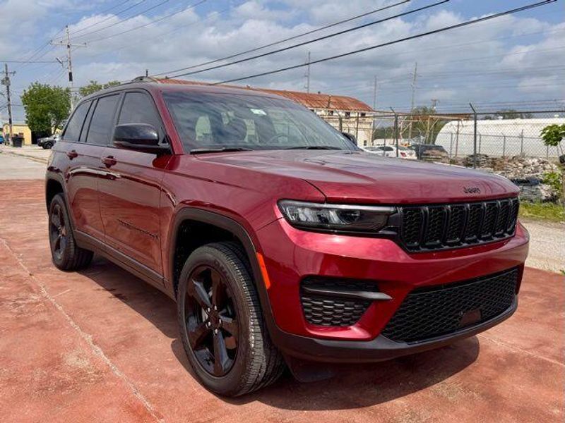 Used 2025 Jeep Grand Cherokee Altitude XImage 3