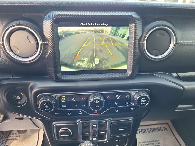 Used 2018 Jeep Wrangler Unlimited SaharaImage 8