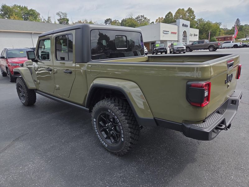2025 Jeep Gladiator Willys photo 4