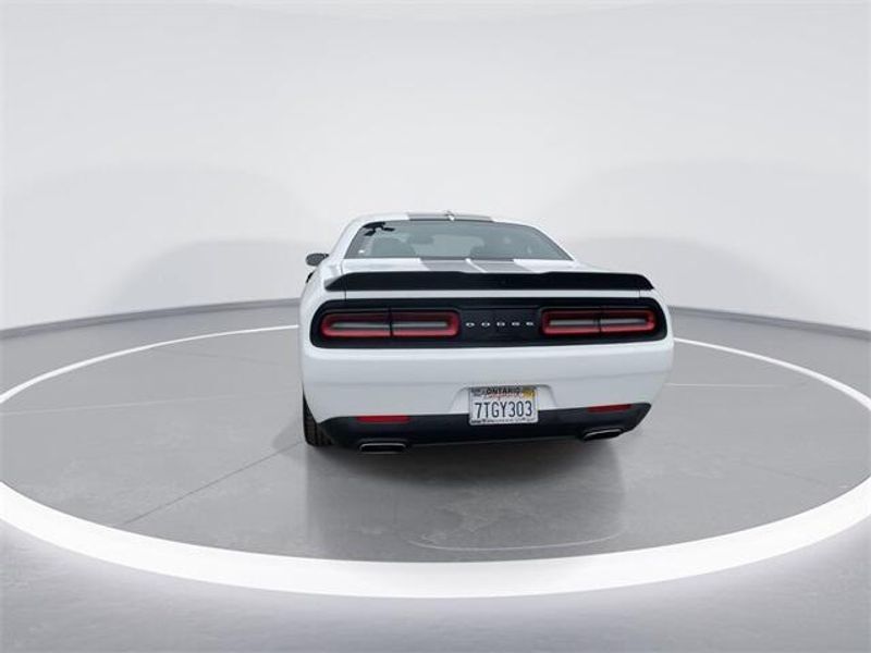 2016 Dodge Challenger SXTImage 7