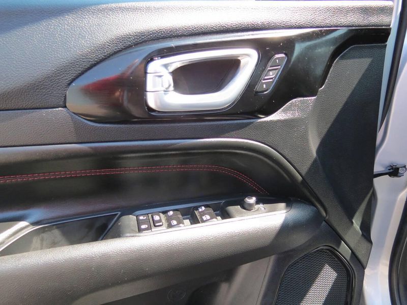 Used 2025 Jeep Compass Trailhawk 4x4 4dr SUVImage 6