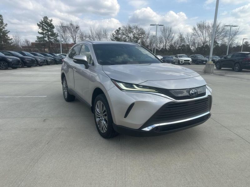 Used 2022 Toyota Venza XLEImage 3