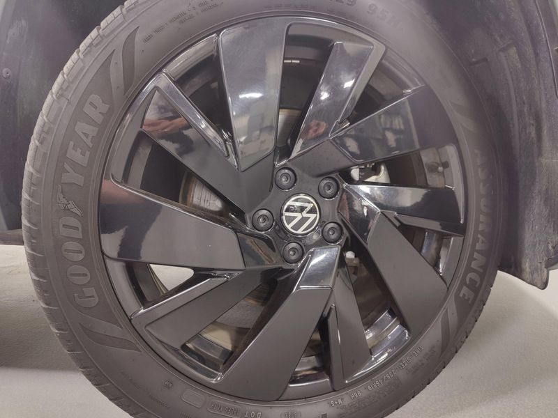 Used 2024 Volkswagen Taos SE AWD w/Sunroof & Black Plus PkgImage 9