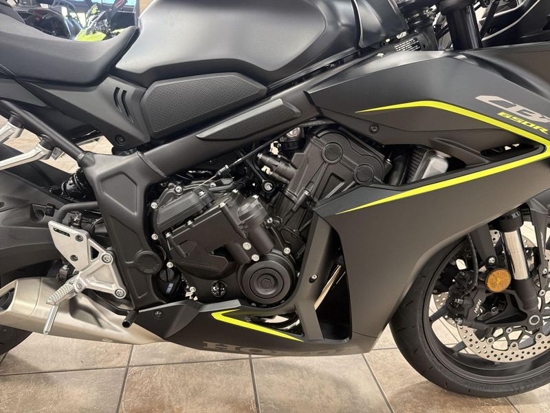 New 2026 Honda CBR650R E-CLUTCH Image 20