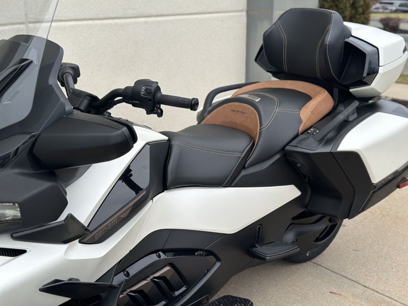 2024 Can-Am SPYDER RT SEA TO SKYImage 8