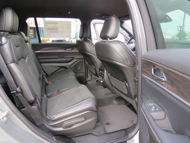 New 2027 Jeep Grand Cherokee L Laredo Altitude 4x4Image 13