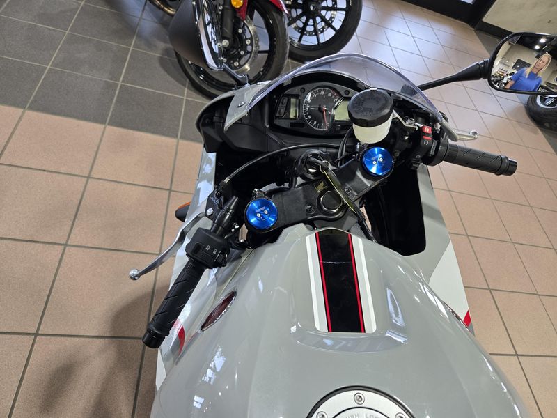 New 2026 Honda CBR600RR DEEP PEARL GRAY Image 14