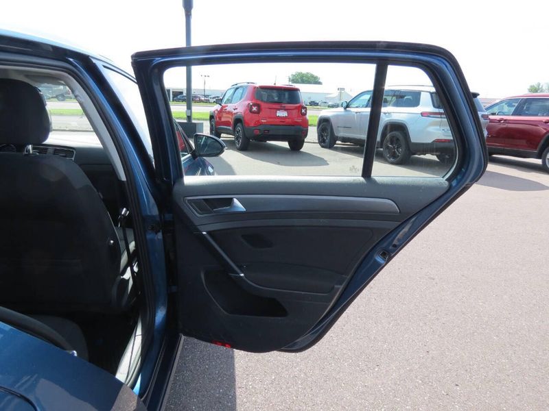 2018 Volkswagen Golf TSI S photo 11