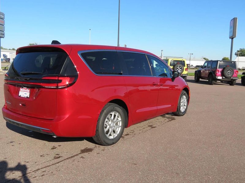 New 2027 Chrysler Pacifica SelectImage 4