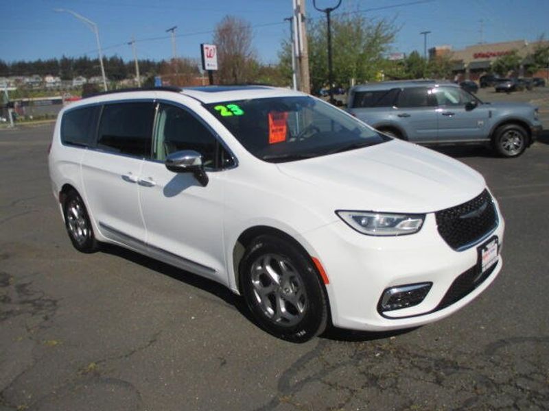 Used 2023 Chrysler Pacifica LimitedImage 5