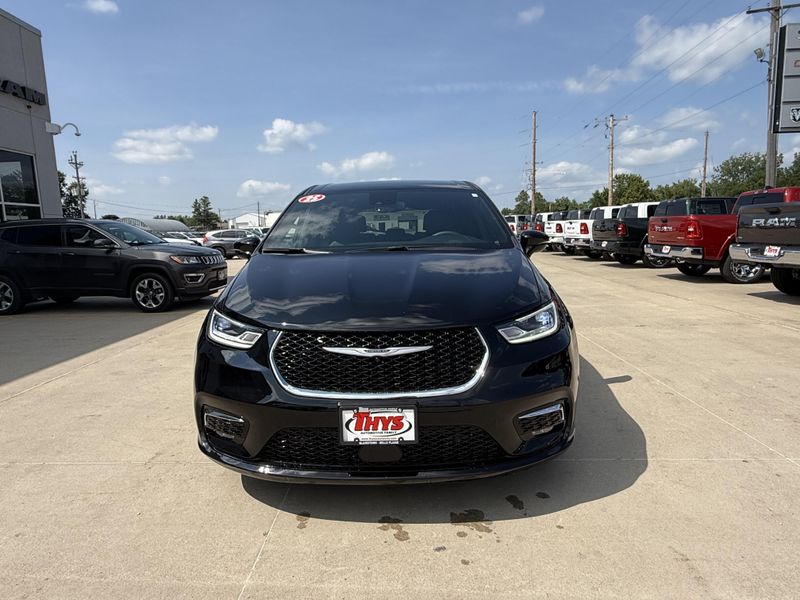 Used 2025 Chrysler Pacifica SelectImage 31