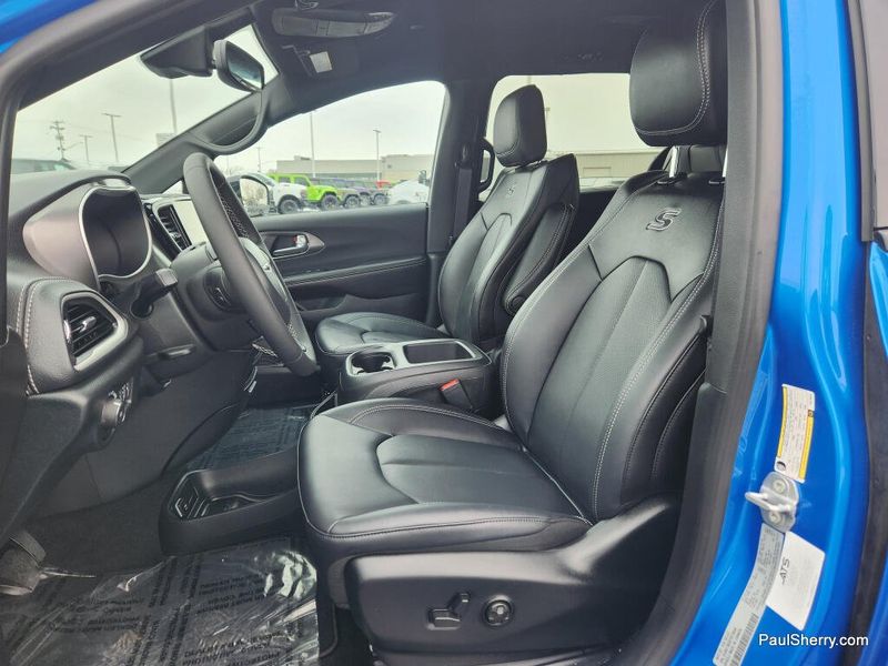 New 2026 Chrysler Pacifica Select