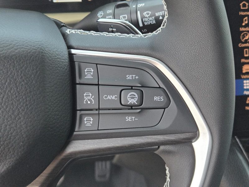 New 2026 Jeep Grand Cherokee Laredo Altitude 4x2