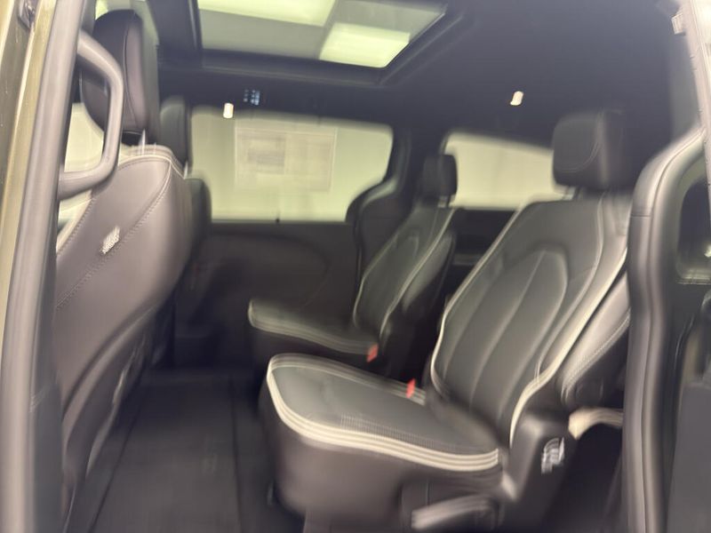 New 2027 Chrysler Pacifica Limited AwdImage 12
