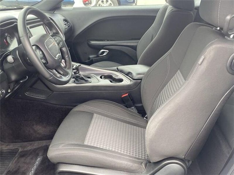 2016 Dodge Challenger SXTImage 18