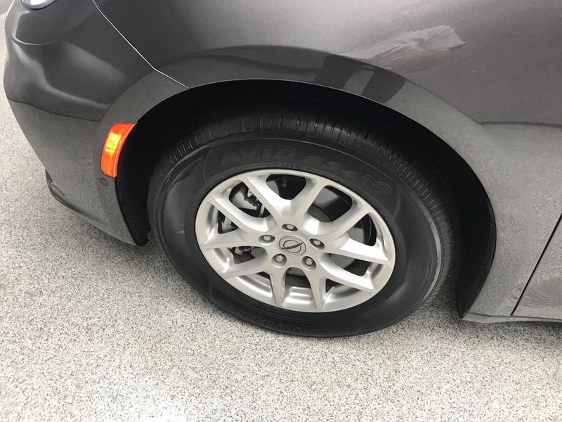 Used 2021 Chrysler Pacifica Touring LImage 2