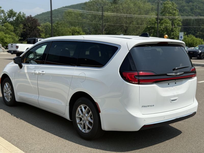 Used 2025 Chrysler Pacifica Select