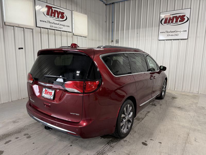 Used 2017 Chrysler Pacifica LimitedImage 3