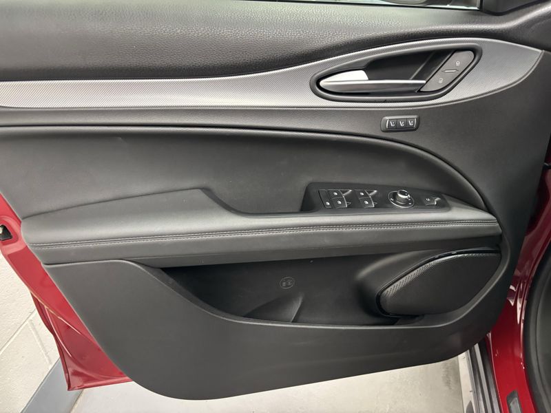 2024 Alfa Romeo Stelvio Ti AWD w/Activ AsstImage 2