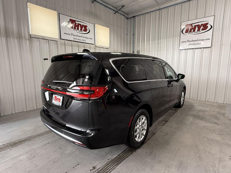 New 2027 Chrysler Pacifica SelectImage 3