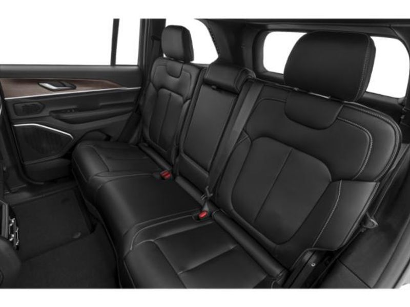 New 2027 Jeep Grand Cherokee Laredo AltitudeImage 12