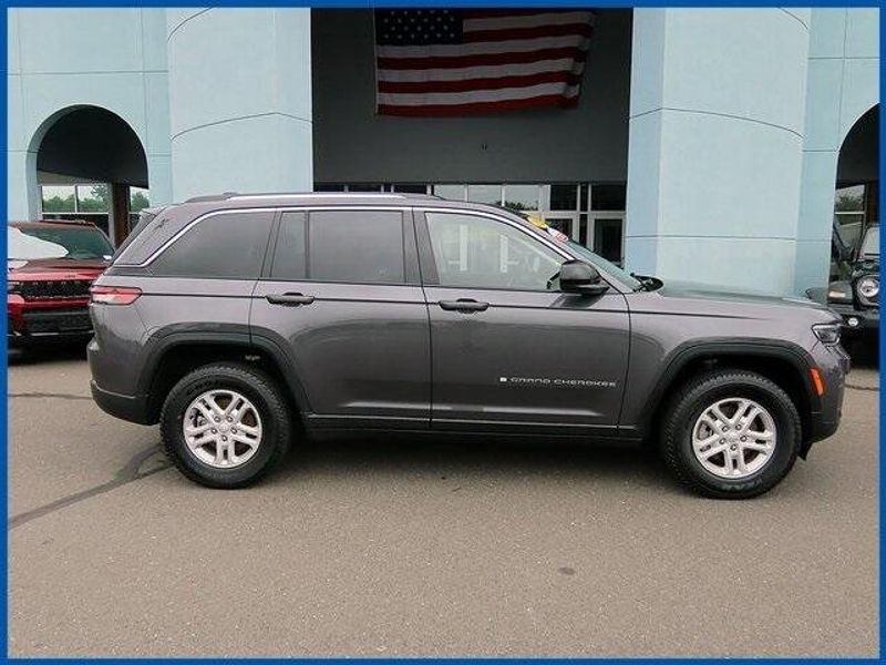 2023 Jeep Grand Cherokee LaredoImage 2