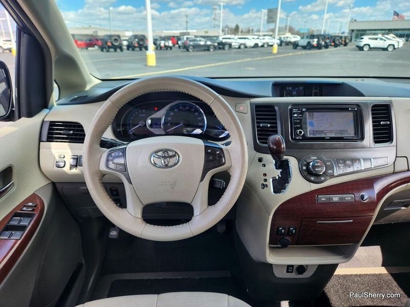 2014 Toyota Sienna XLEImage 41