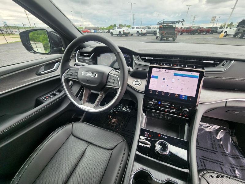2025 Jeep Grand Cherokee L Limited 4x4Image 32