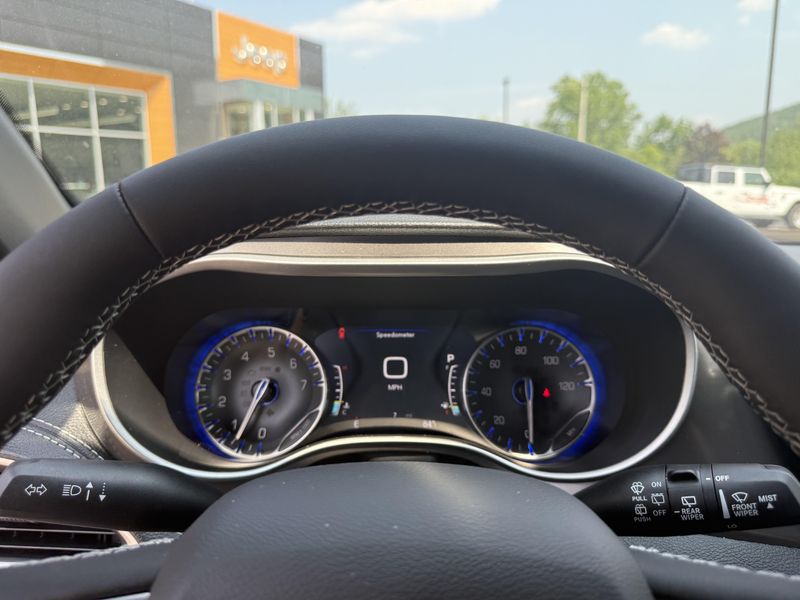 Used 2025 Chrysler Pacifica Select