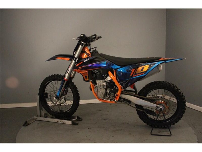 2021 KTM SX 450 F in a Gray exterior color. New England Powersports 978 338-8990 pixelmotiondemo.com 