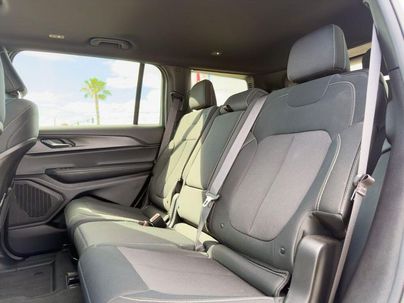 Used 2025 Jeep Grand Cherokee L LaredoImage 12