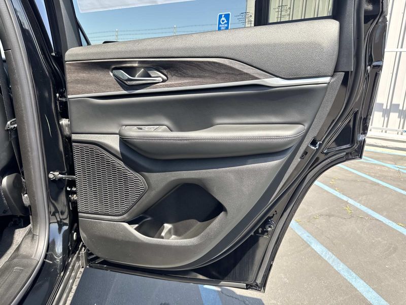 New 2026 Jeep Grand Cherokee Laredo Altitude 4x2