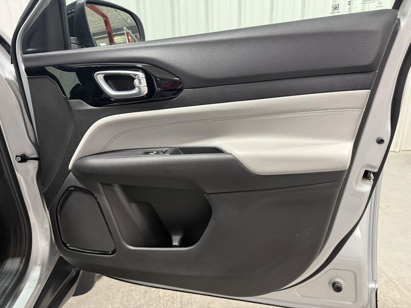 Used 2024 Jeep Compass LimitedImage 10