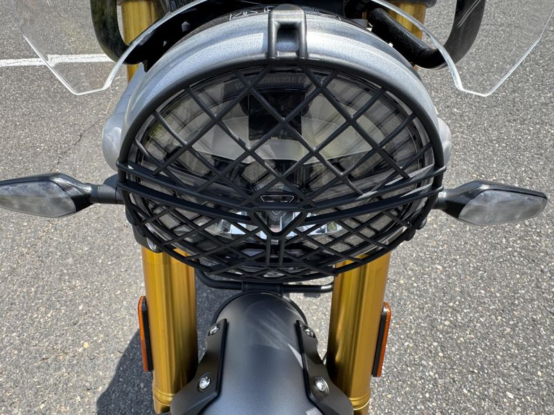 2025 Triumph SCRAMBLER 400 X - PHANTOM BLACK - SILVER ICE 
