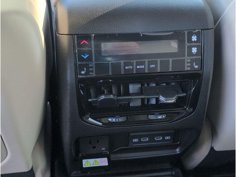 New 2026 Jeep Grand Cherokee L Limited 4x4Image 35