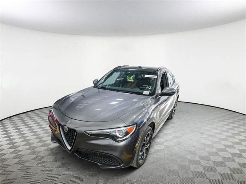 2022 Alfa Romeo Stelvio TiImage 5