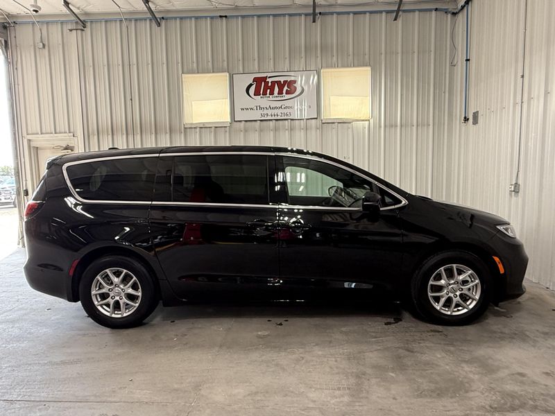 Used 2025 Chrysler Pacifica SelectImage 2