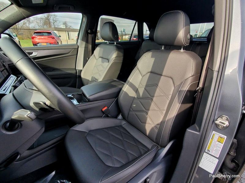 Used 2025 Volkswagen Atlas Cross Sport 2.0T SE w/Technology