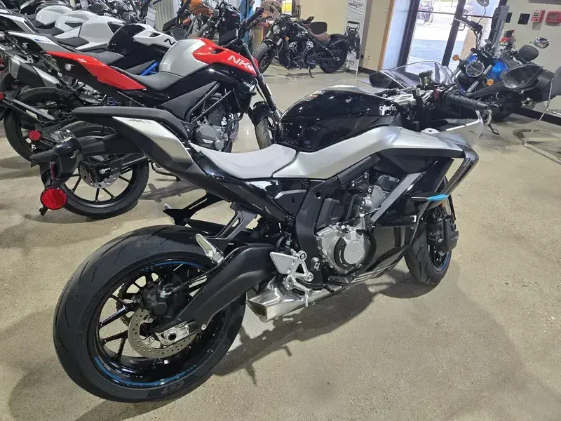 2025 CFMOTO 675SS NEBULA BLACK Image 6