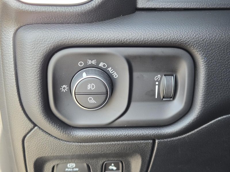 New 2026 RAM 1500 Big Horn Crew Cab 4x2 5'7' Box