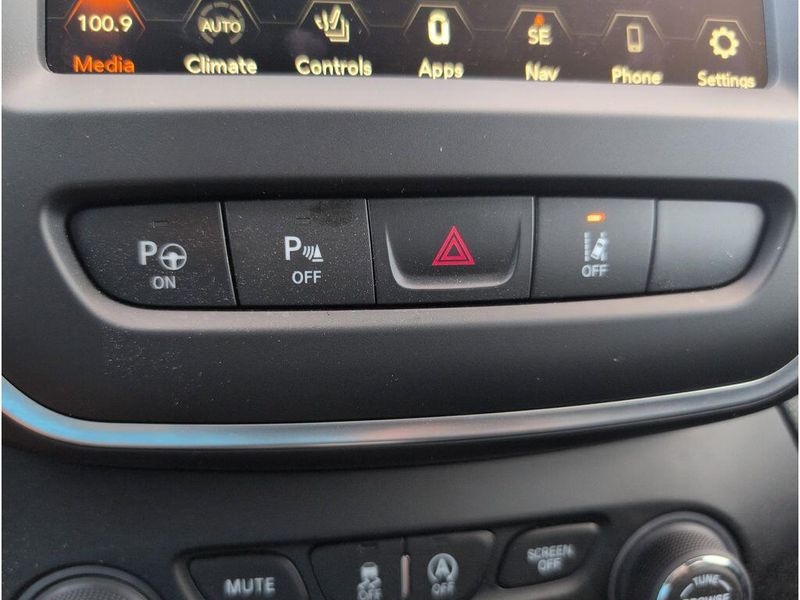 2023 Jeep Cherokee Altitude LuxImage 16