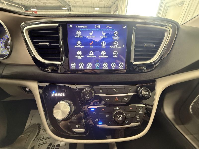 Used 2018 Chrysler Pacifica Touring LImage 28