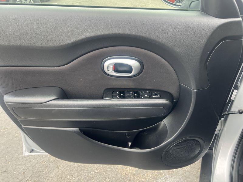 2016 Kia Soul BaseImage 5