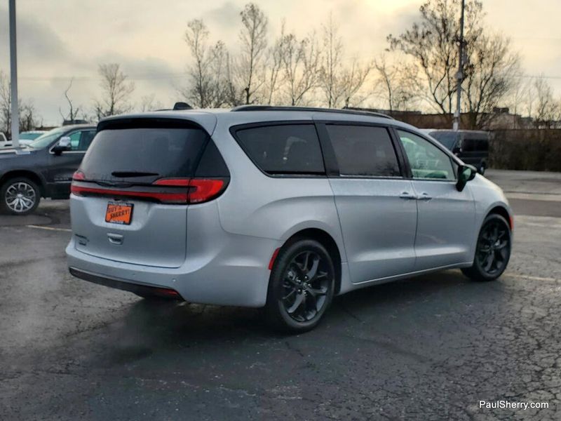 New 2026 Chrysler Pacifica Select