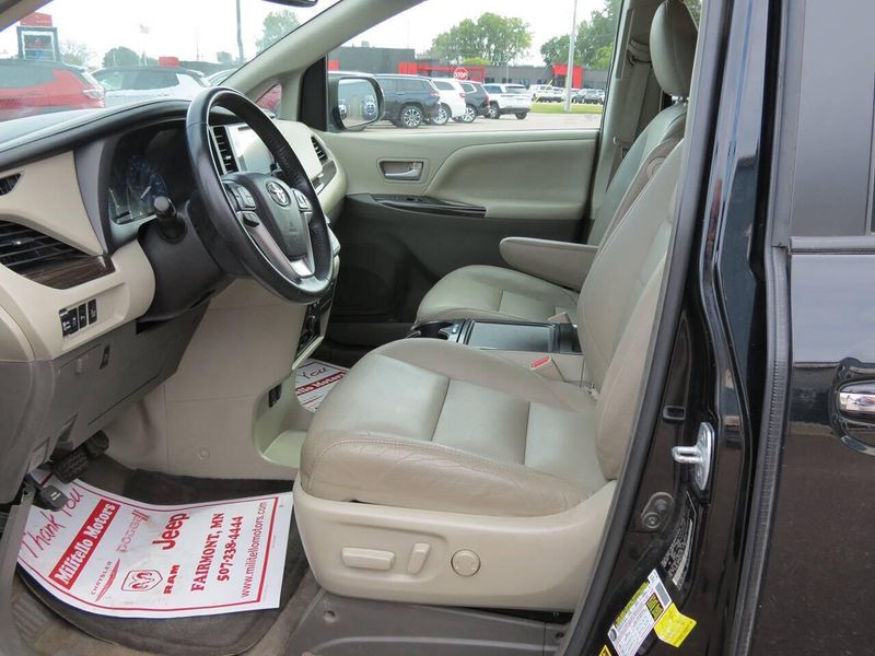 Used 2017 Toyota Sienna XLE Premium 7 Passenger AWD 4dr Mini VanImage 14
