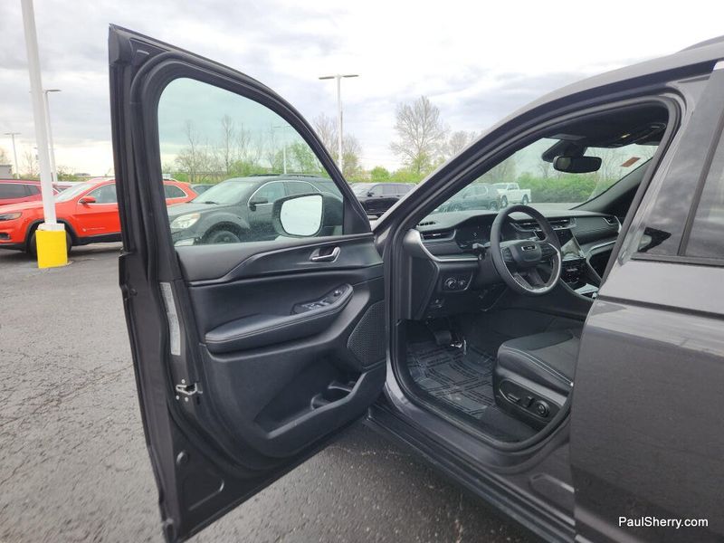 Used 2024 Jeep Grand Cherokee Laredo X